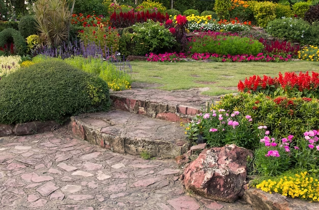  Small yard landscaping ideas: a low-maintenance design with artificial turf and colorful flowers 